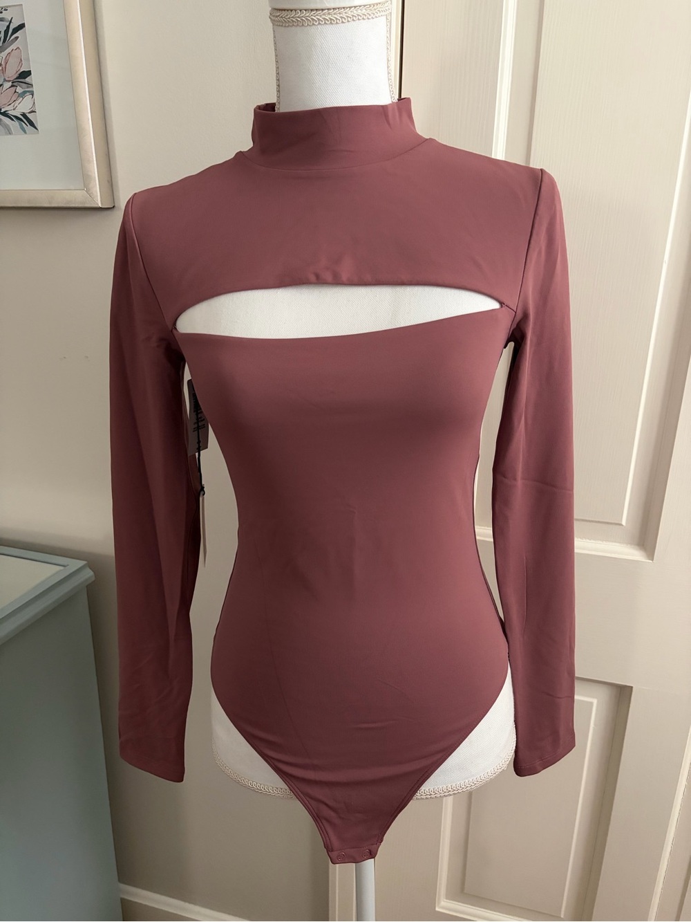 NEW! Babaton Size Medium Mauve Long Sleeve Cutout Mock Neck Bodysuit